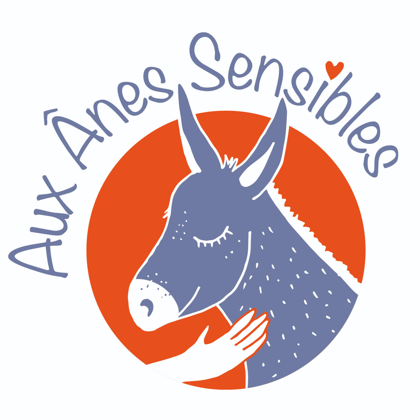 La tête d'un âne gris-bleu est dessiné dans un rond orange avec une main humaine sur son encolure. Le nom de l'asinerie est écrit en gris-bleu en arrondi au dessus du rond orange. Le point du i du mot sensibles est un cœur orange.